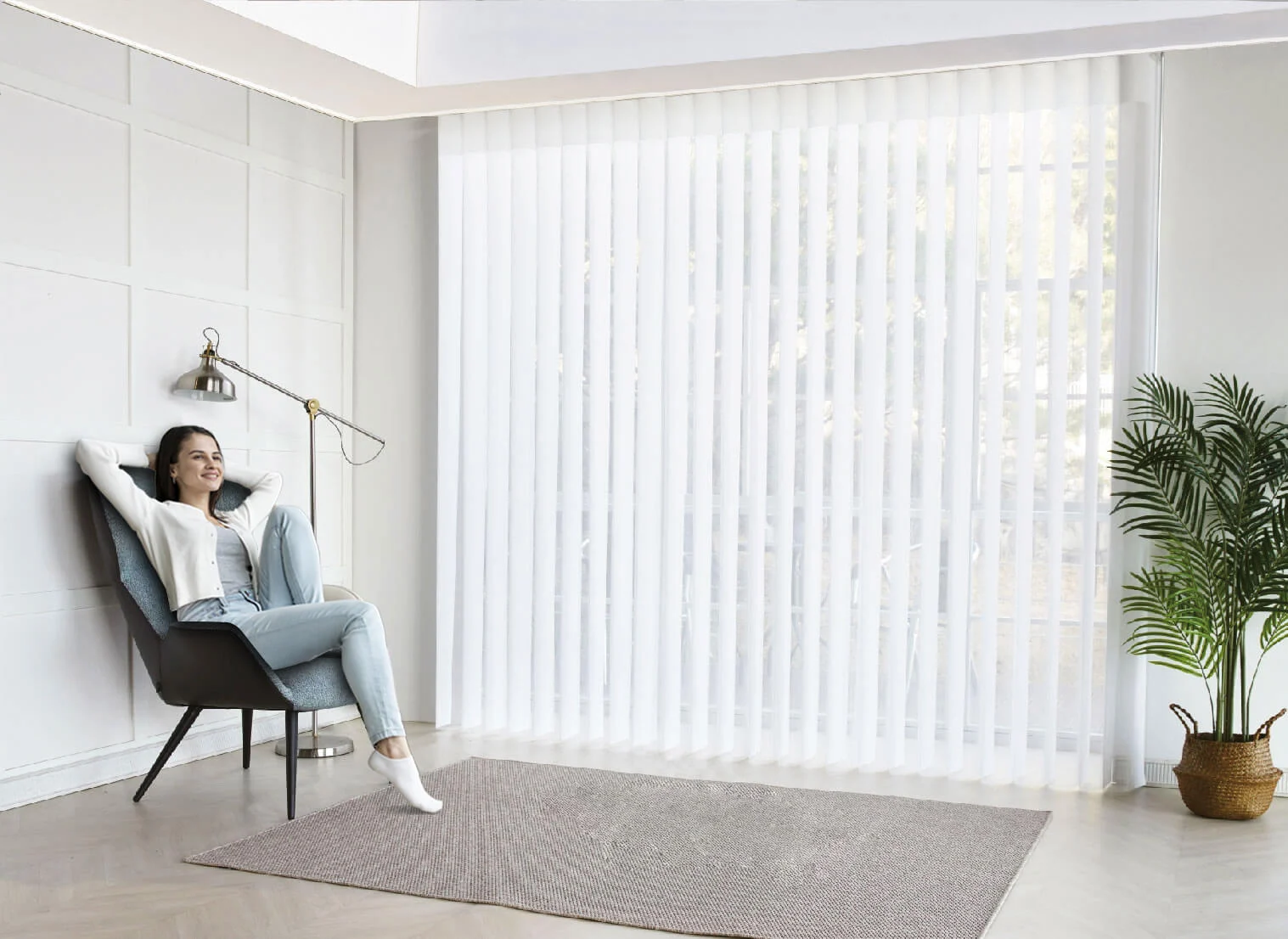 Cortinas Waves claras junto a un sillón en una sala iluminada