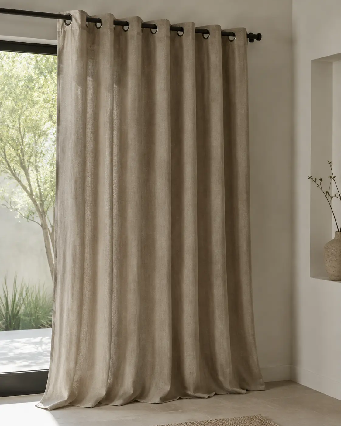 Cortina de lino con ojillos metálicos sobre barra decorativa