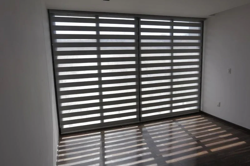 Persianas zebra en una habitación.